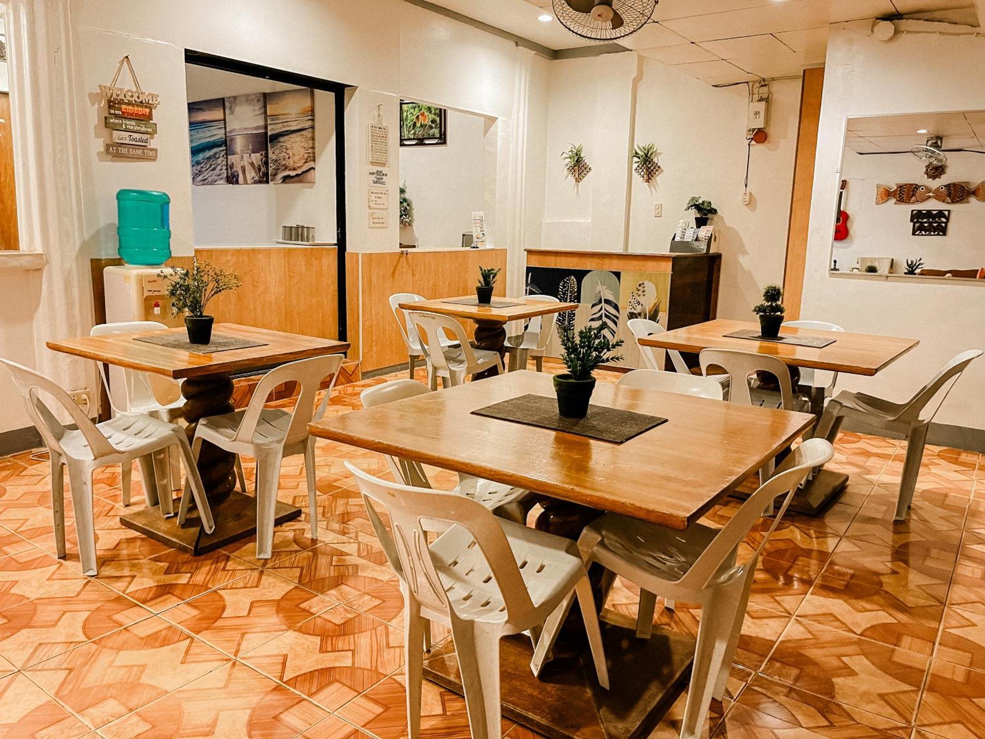 Mario'S Travellers Inn โกรอน ภายนอก รูปภาพ
