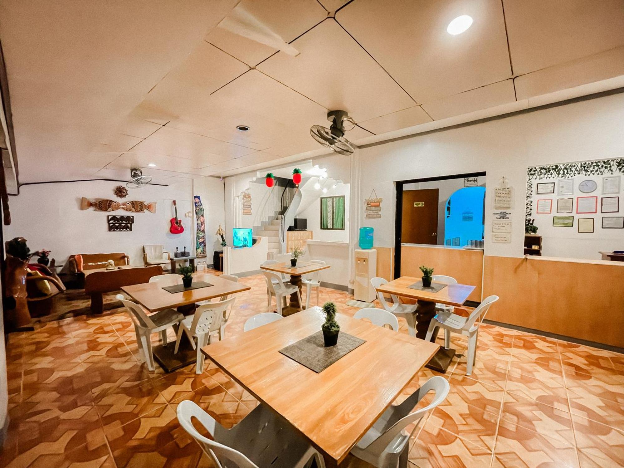 Mario'S Travellers Inn โกรอน ภายนอก รูปภาพ