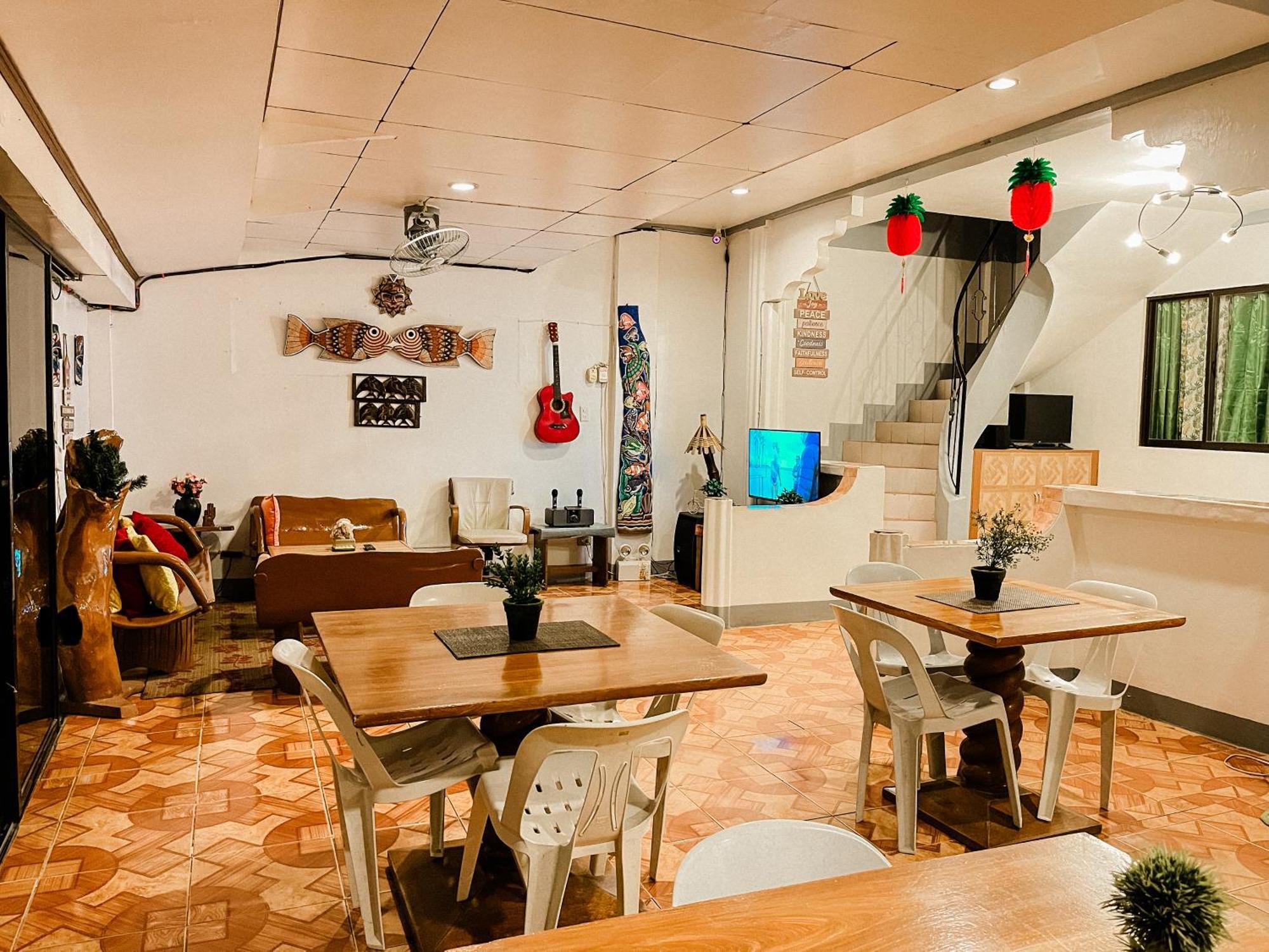Mario'S Travellers Inn โกรอน ภายนอก รูปภาพ